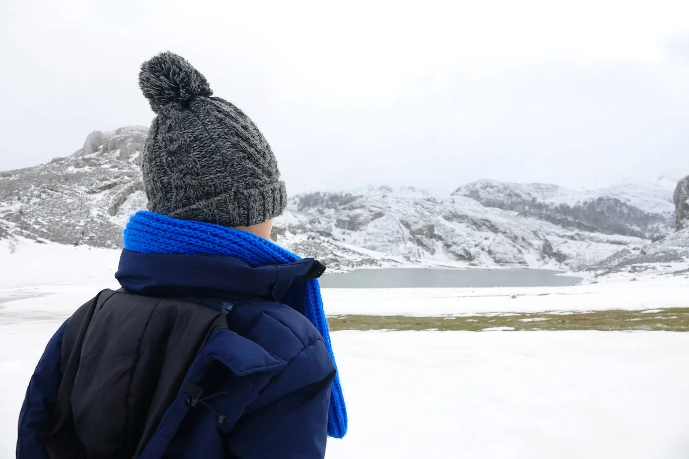 Muchas personas se decidieron a subir a los Lagos de Covadonga llamados por la nieve caída en la noche