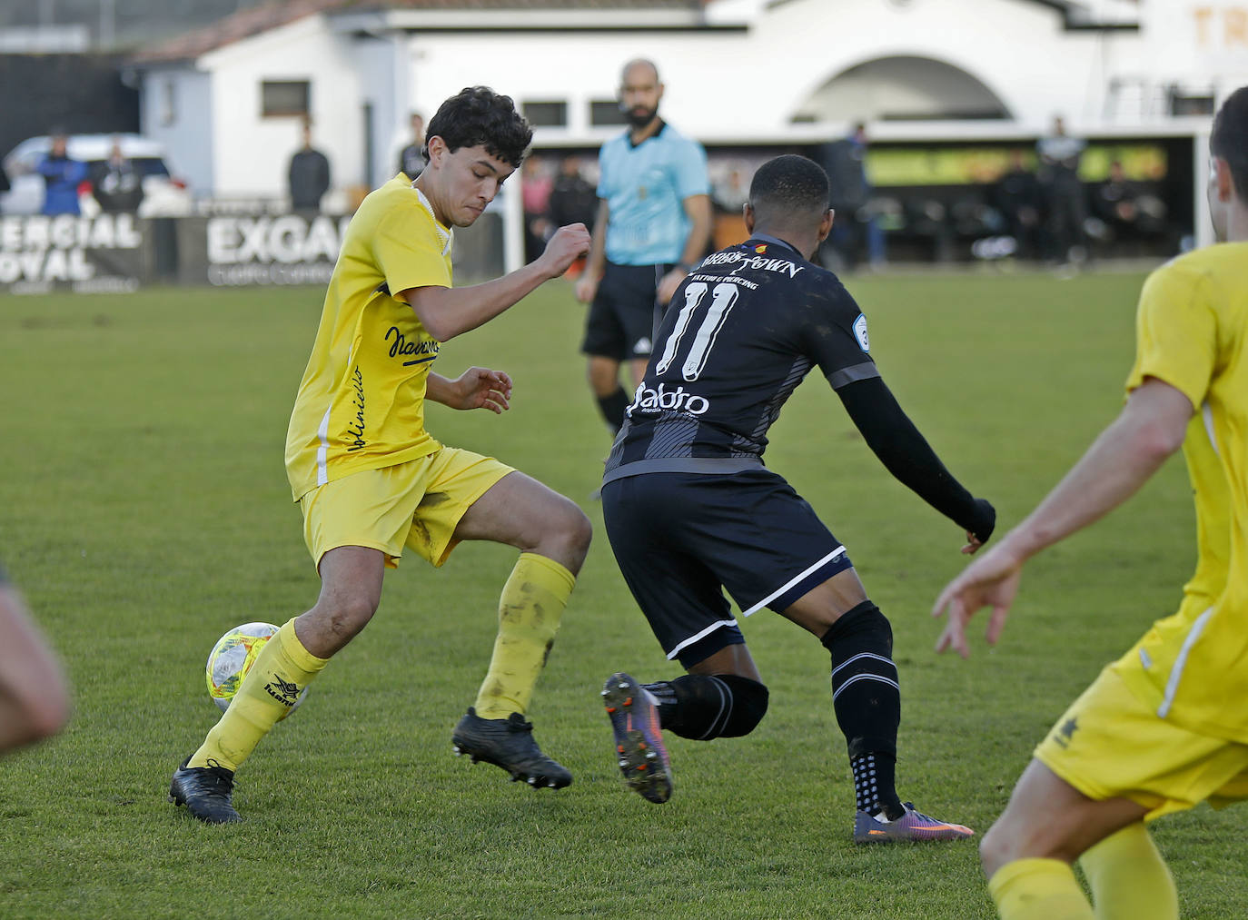 Les Caleyes acogió el duelo entre el Lealtad y el Navarro durante la jornada número 21 de la Tercera División