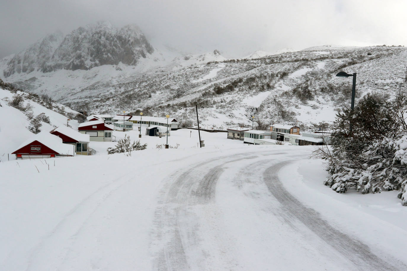 La borrasca 'Gloria' lleva a Asturias con una notable bajada de las temperaturas y el desplome de la cota de nieve. En las primeras horas, de hecho, ya ha causado complicaciones viarias, entre otros puntos, en el puerto de Pajares.