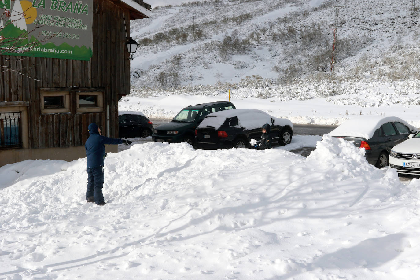 La borrasca 'Gloria' lleva a Asturias con una notable bajada de las temperaturas y el desplome de la cota de nieve. En las primeras horas, de hecho, ya ha causado complicaciones viarias, entre otros puntos, en el puerto de Pajares.