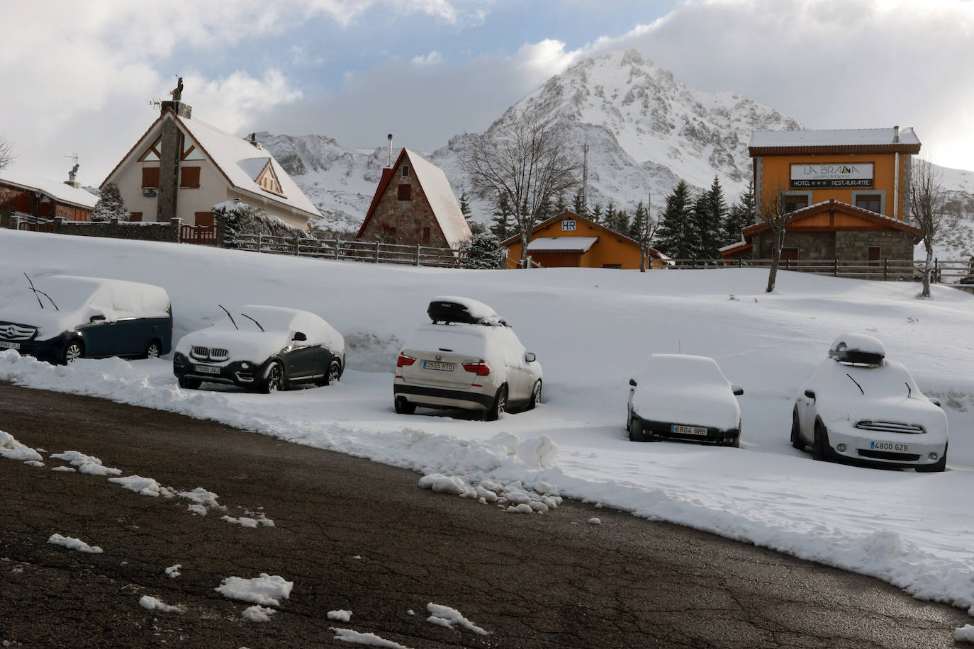 La borrasca 'Gloria' lleva a Asturias con una notable bajada de las temperaturas y el desplome de la cota de nieve. En las primeras horas, de hecho, ya ha causado complicaciones viarias, entre otros puntos, en el puerto de Pajares.