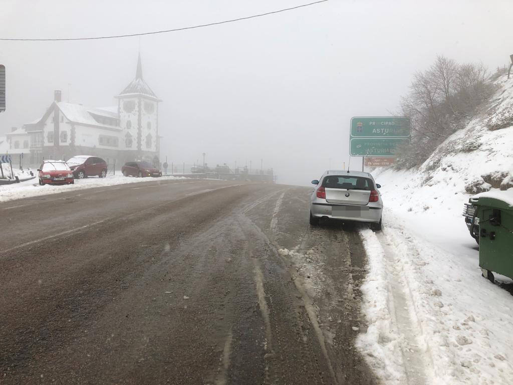 La borrasca 'Gloria' lleva a Asturias con una notable bajada de las temperaturas y el desplome de la cota de nieve. En las primeras horas, de hecho, ya ha causado complicaciones viarias, entre otros puntos, en el puerto de Pajares.