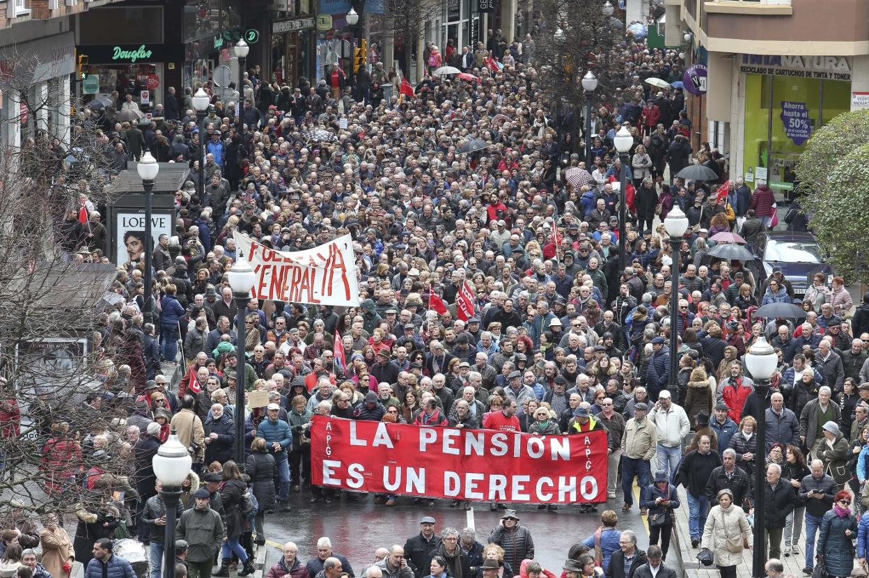 En marzo de 2018 una multitudinaria manifestación por las pensiones recorrió las calles de Gijón. 