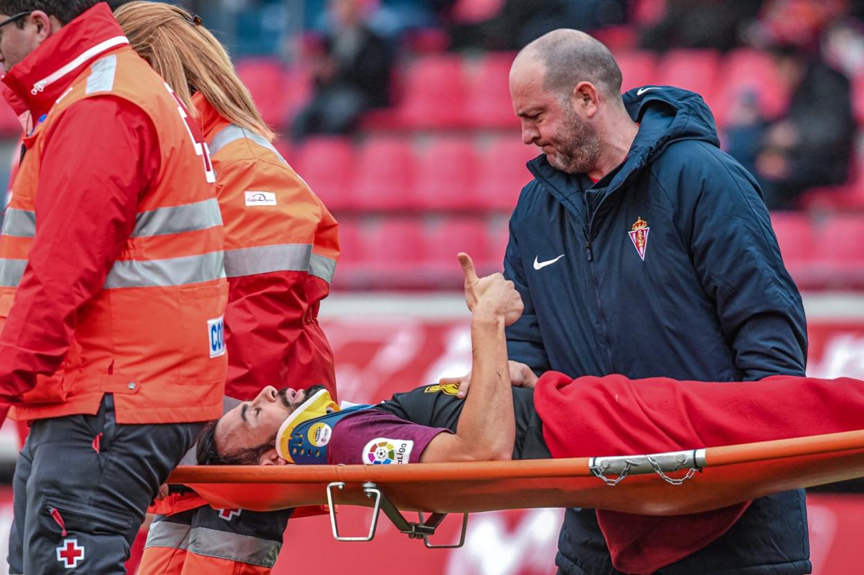 El futbolista muestra el pulgar para mandar un mensaje tranquilizador. 