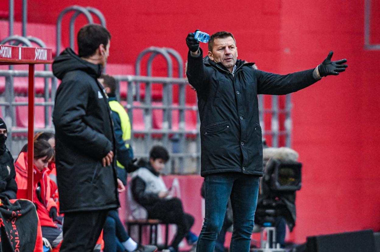 Djukic protesta una decisión del colegiado ante la mirada del cuarto árbitro. 