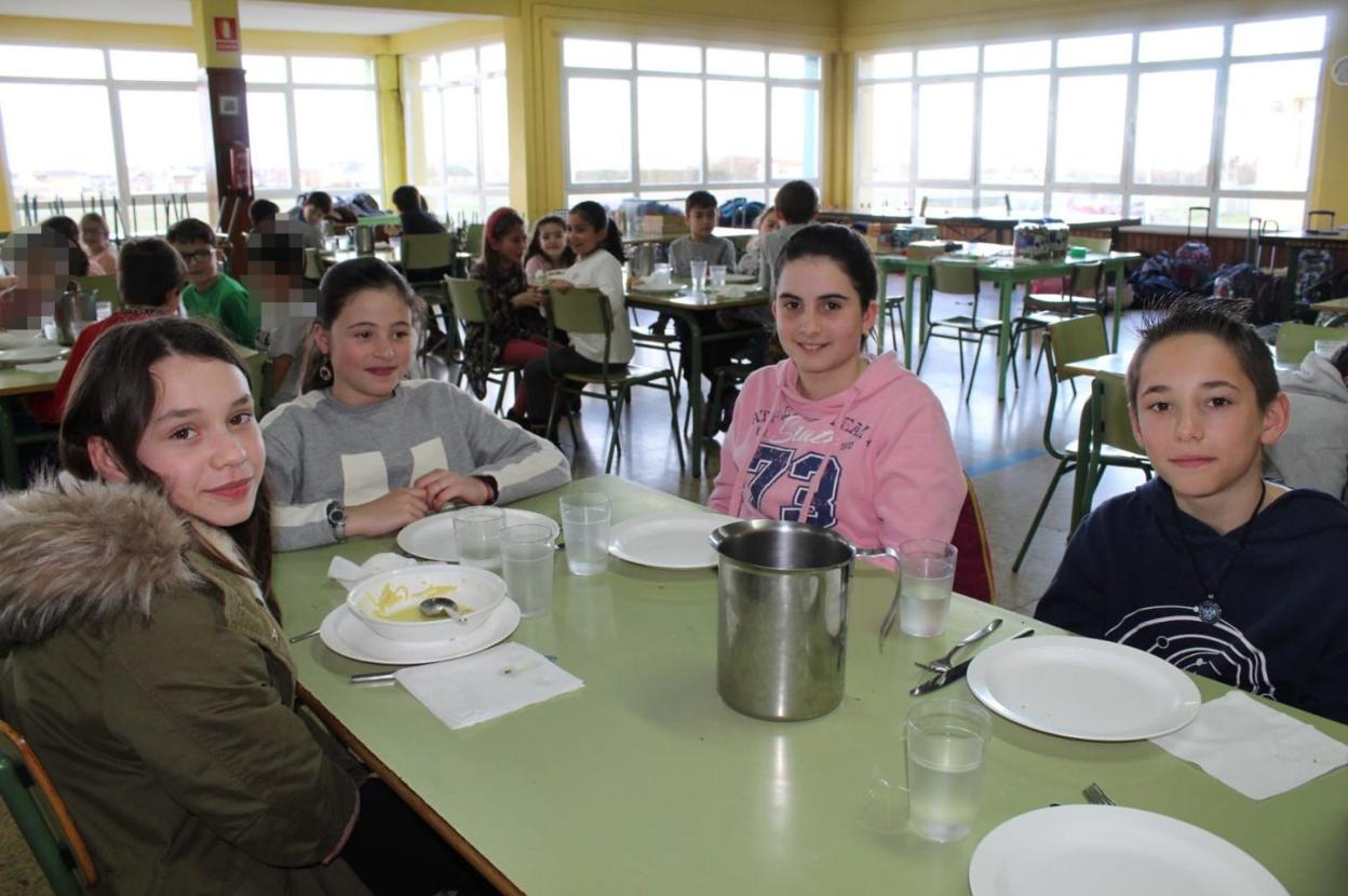 Cuatro alumnos de Sexto en el comedor al que cada día acuden 110 niños. 