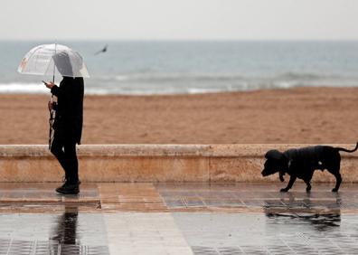 Imagen secundaria 1 - El mar entra en la carretera en Burriana (Castellón) (arriba). La lluvia cayó en Valencia con intensidad (medio). El aeropuerto de Alicante cerrado durante la jornada (abajo).