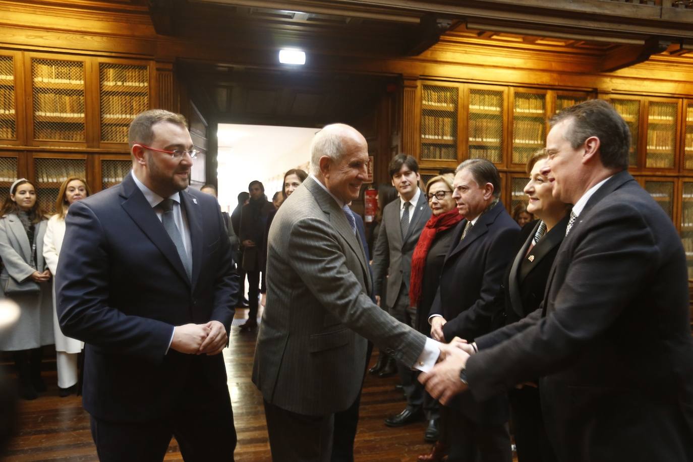 El empresario asturmexicano ensalzó el papel de las universidades públicas en un acto celebrado en la biblioteca del edificio histórico de la Universidad de Oviedo. 