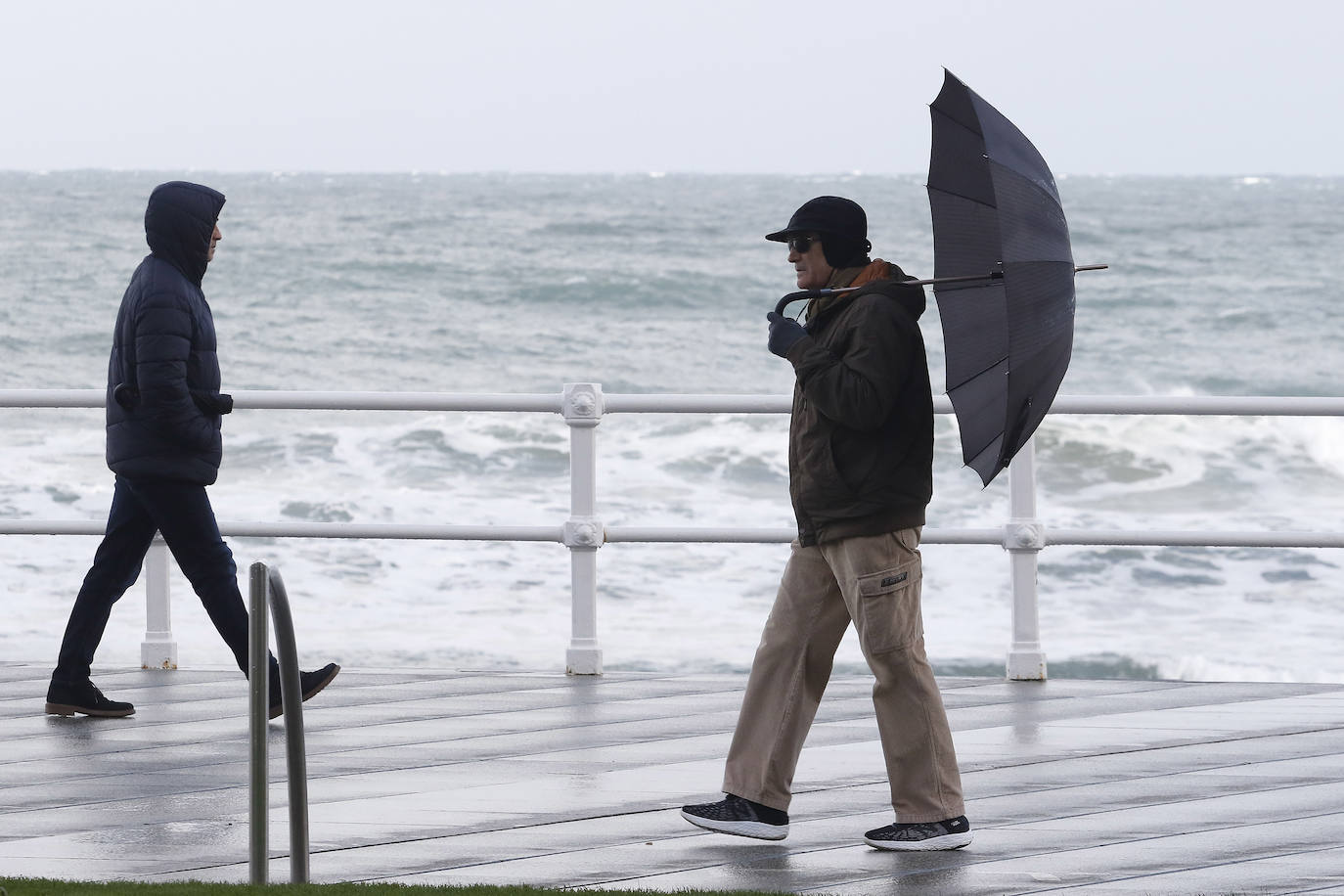 El Principado de Asturias está en alerta por nieve y fenómenos costeros, con olas que han llegado hasta los cinco metros. 