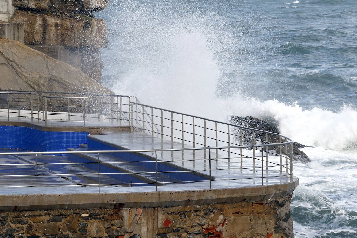 El Principado de Asturias está en alerta por nieve y fenómenos costeros, con olas que han llegado hasta los cinco metros. 