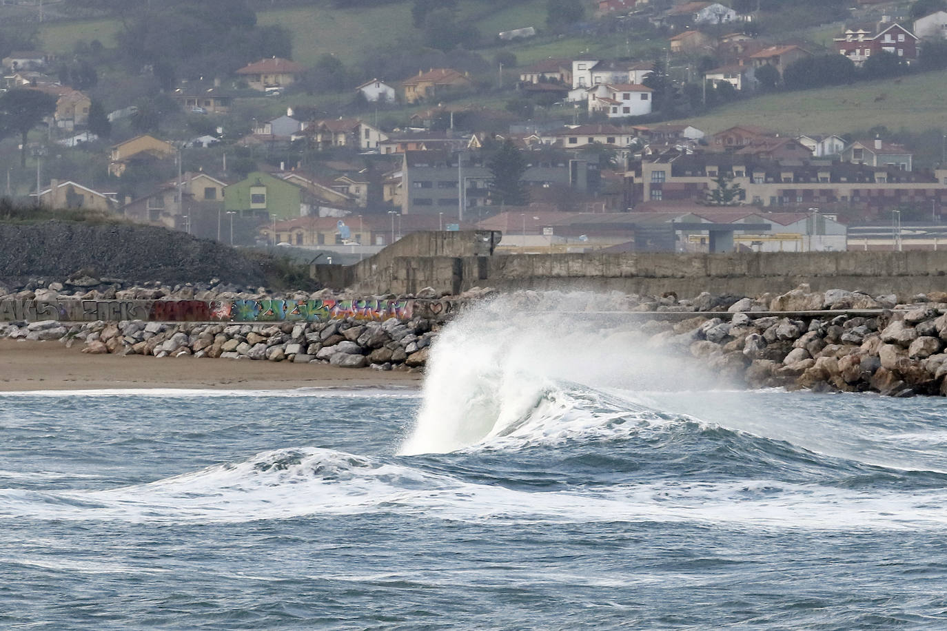 El Principado de Asturias está en alerta por nieve y fenómenos costeros, con olas que han llegado hasta los cinco metros. 