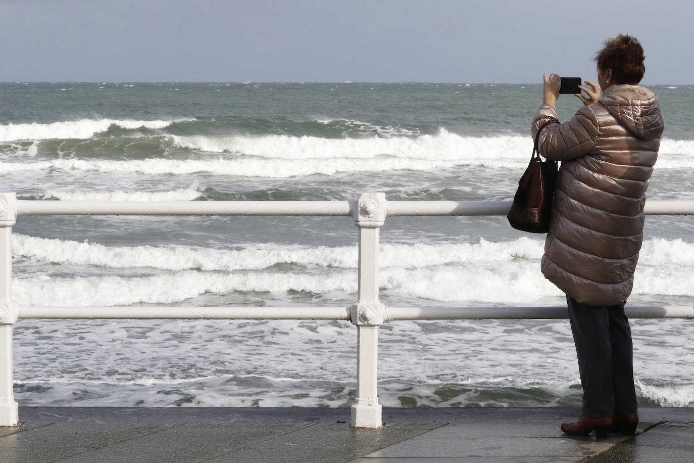 El Principado de Asturias está en alerta por nieve y fenómenos costeros, con olas que han llegado hasta los cinco metros. 