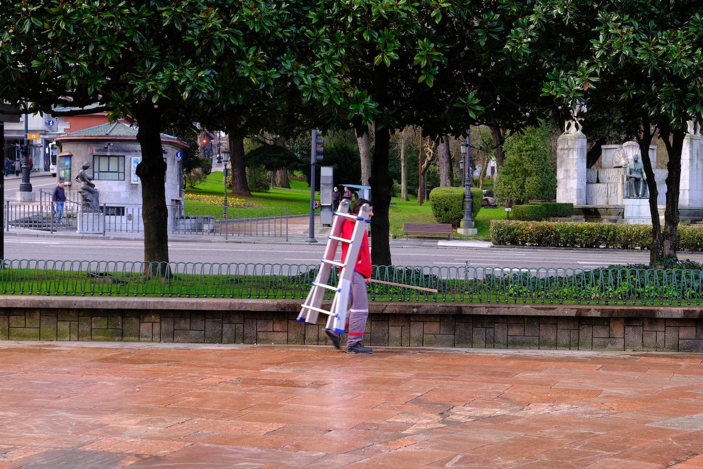 Fotos: Los bancos arcoíris, fuera de La Escandalera
