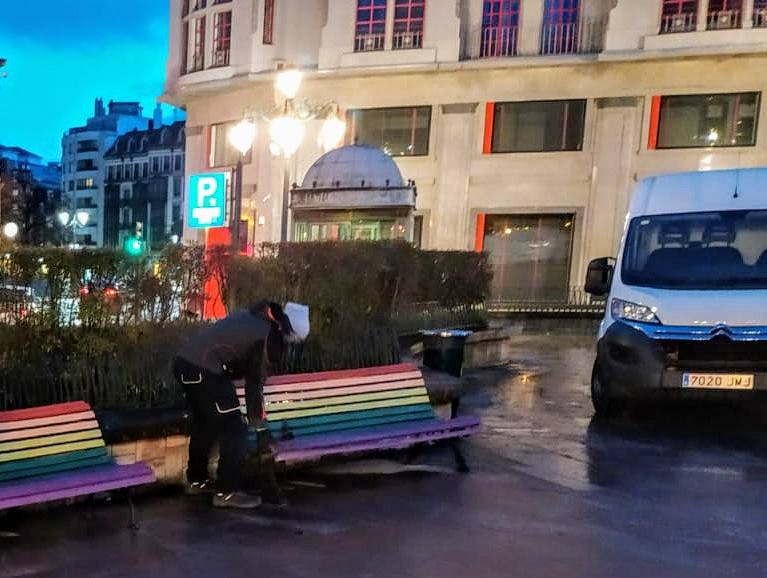Fotos: Los bancos arcoíris, fuera de La Escandalera