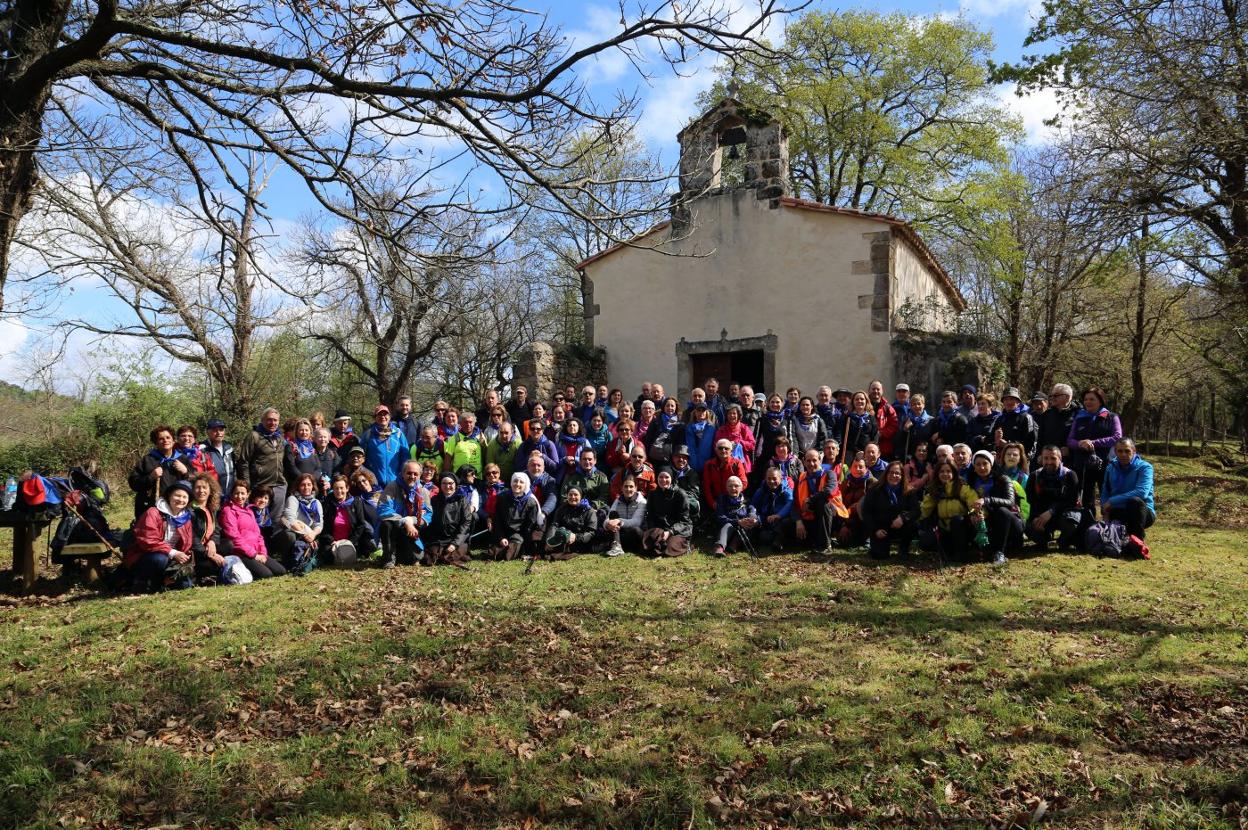 Los miembros de la asociación durnte una de las etapas. 