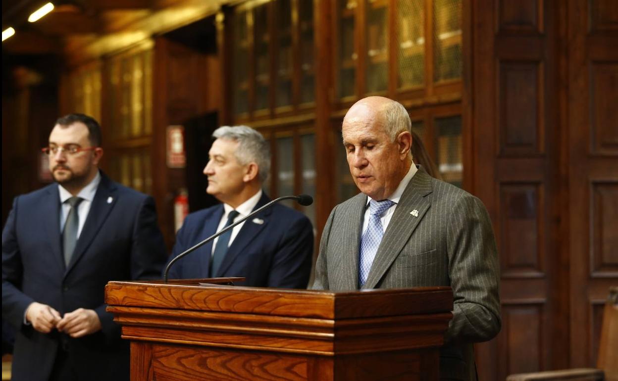 Juan Antonio Pérez Simón, junto al presidente del Principado Adrián Barbón y al rector de la Universidad de Oviedo Santiago García Granda. 