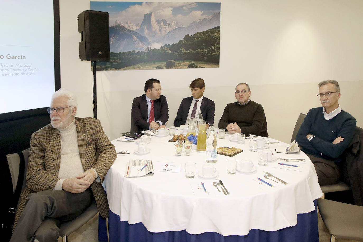 El Fórum de EL COMERCIO ha reunido a los concejales de Gijón, Oviedo y Avilés, Aurelio Martín, Ignacio Cuesta y Pelayo García, quienes han aportado las diferentes visiones asturianas sobre 'El futuro de la movilidad en las ciudades asturianas'. 
