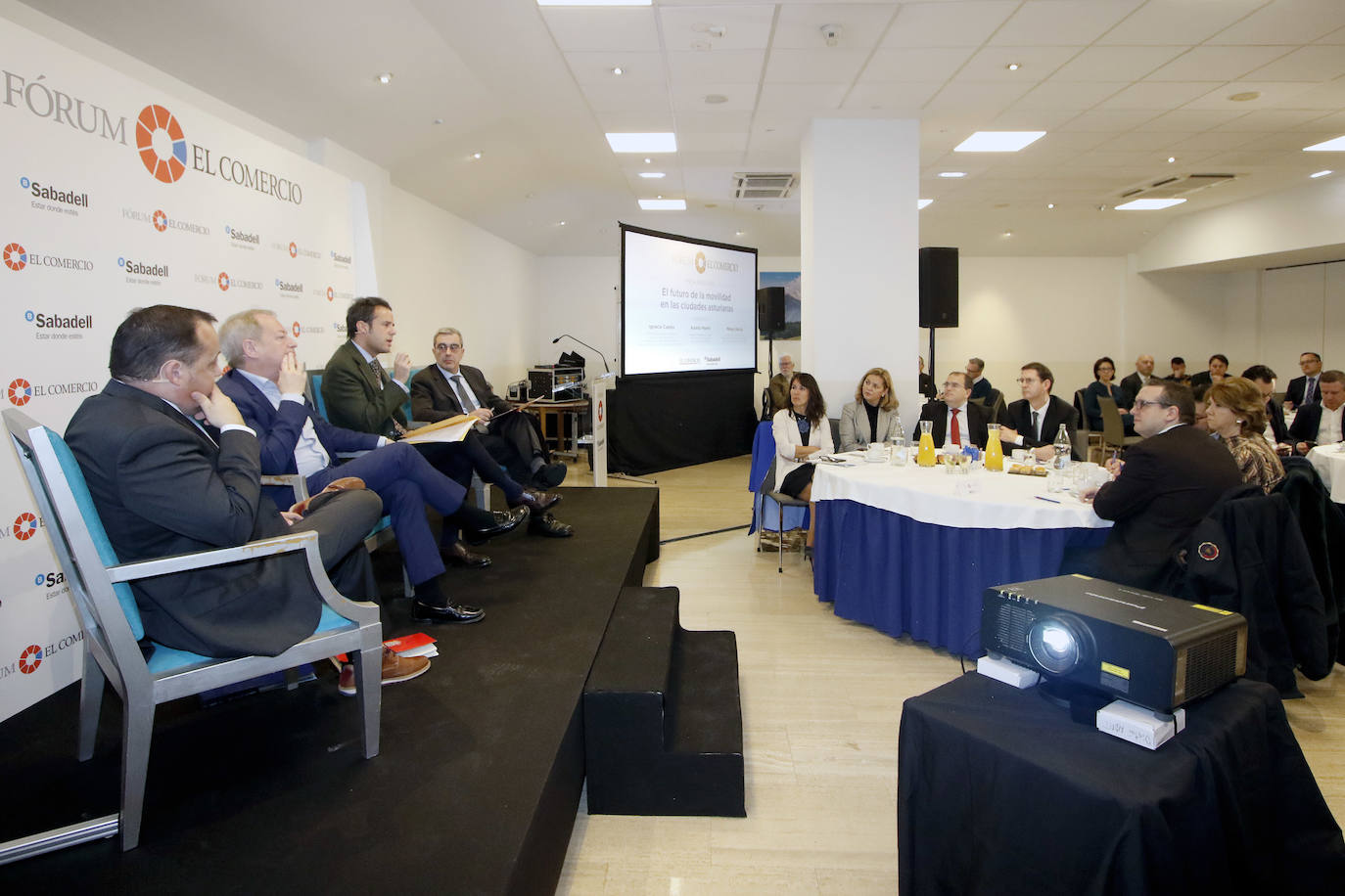 El Fórum de EL COMERCIO ha reunido a los concejales de Gijón, Oviedo y Avilés, Aurelio Martín, Ignacio Cuesta y Pelayo García, quienes han aportado las diferentes visiones asturianas sobre 'El futuro de la movilidad en las ciudades asturianas'. 