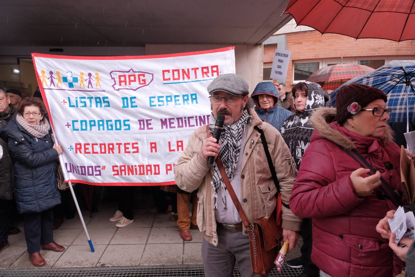 Fotos: Cerca de 200 personas piden más recursos para los centros de salud asturianos