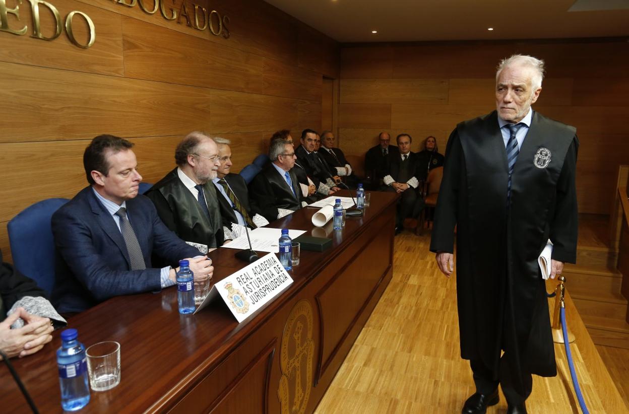 Pedro de Silva, antes de tomar posesión. En la mesa, el presidente de la Junta, Marcelino Marcos, Leopoldo Tolivar y el presidente del Tribunal Superior de Justicia de Asturias, Jesús Chamorro. 