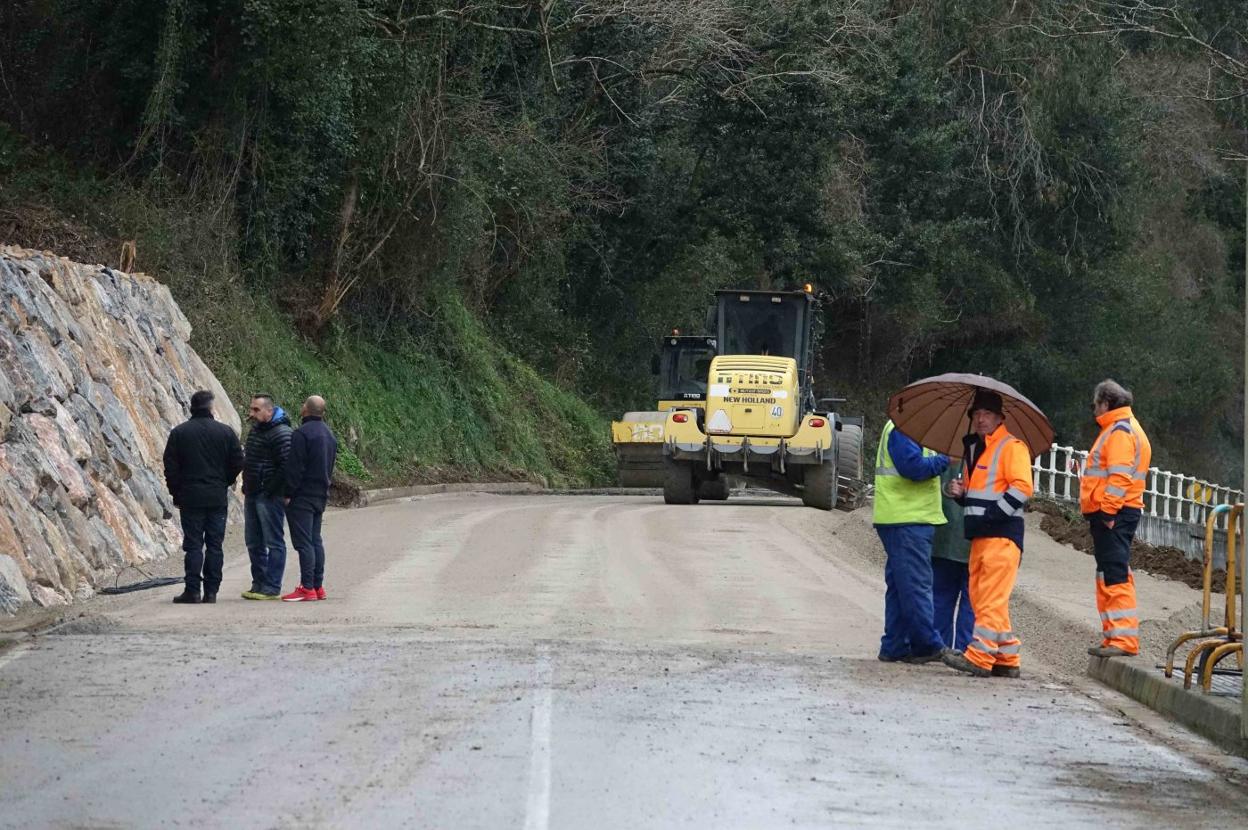 En el tramo donde se produjo el hundimiento está todo listo para echar el aglomerado y abrir uno de los carriles al tráfico. 