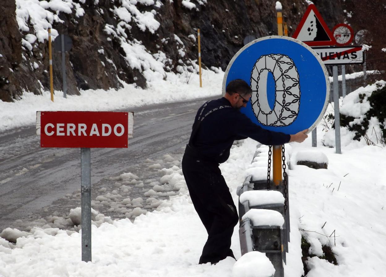 La señal que advierte del uso de cadenas en San Isidro. 