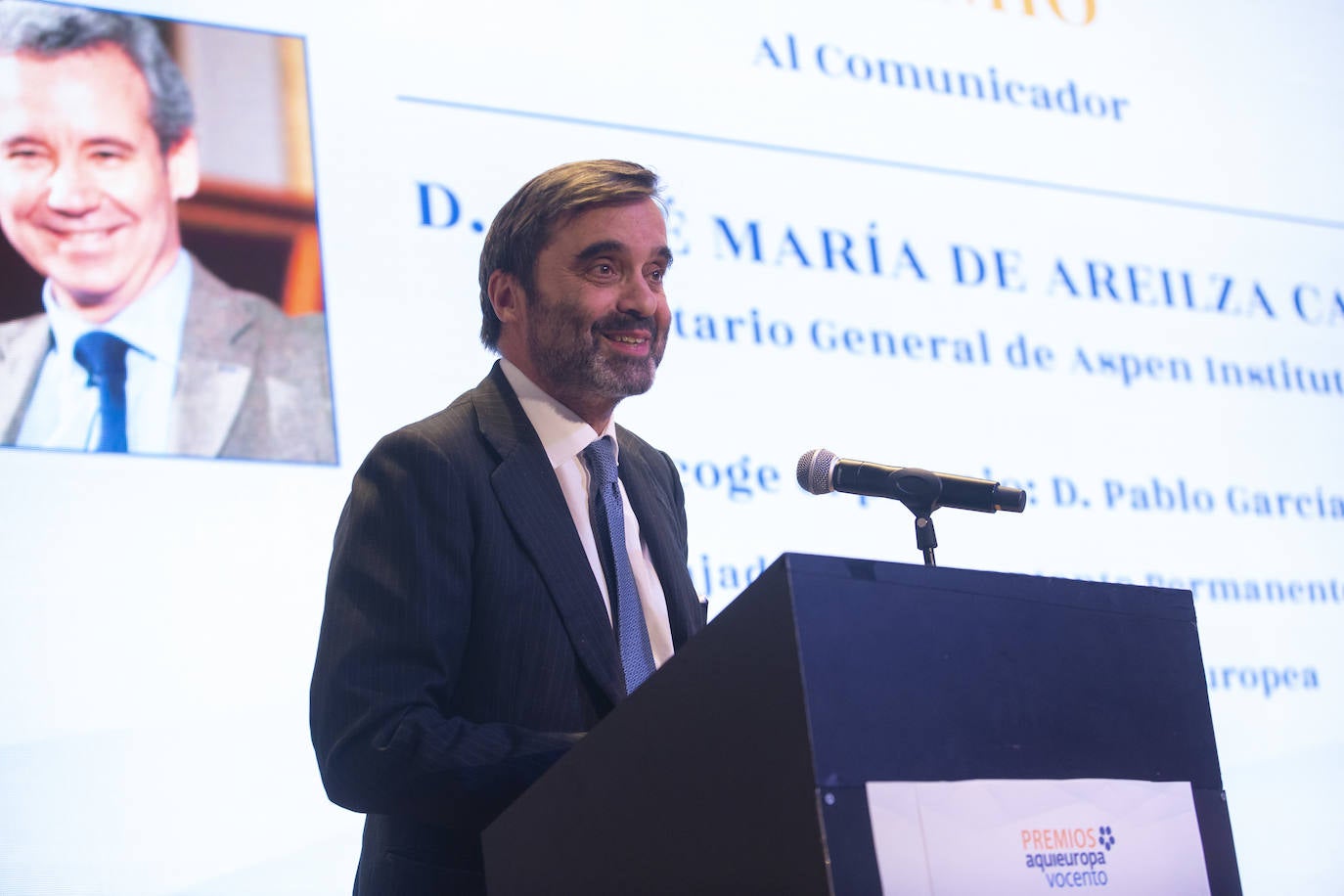 José María de Areilza Carvajal, Secretario General de Aspen Institute España, profesor de ESADE y columnista de Vocento, ha sido galardonado con el Premio al comunicador. Lo recoge en su nombre Pablo García Berdoy, Embajador Representante Permanente de España ante la Unión Europea, de manos de Jesús González Mateos. 