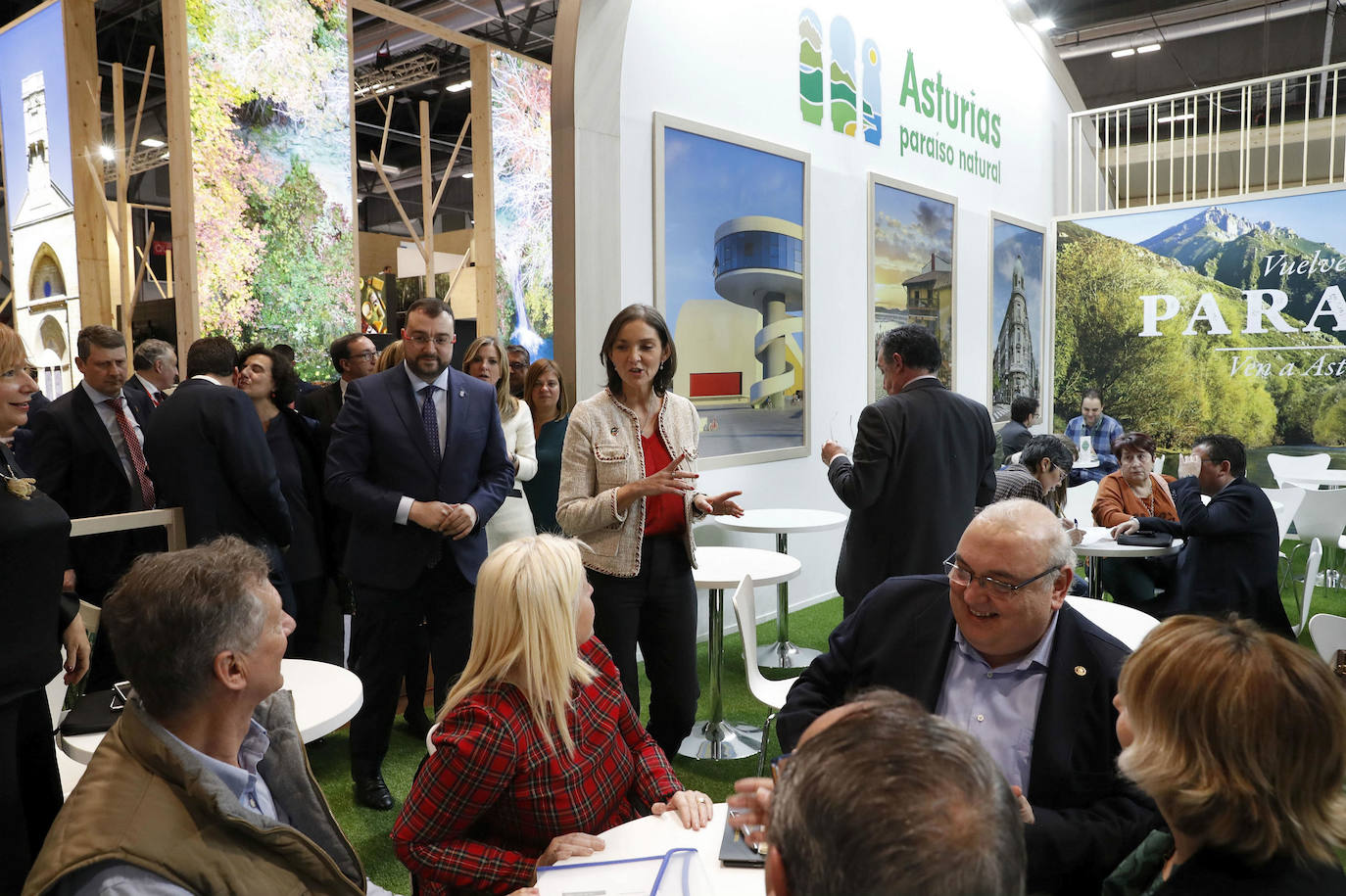 El presidente regional, Adrián Barbón, ha presidido el acto institucional acompañado de miembros del Ejecutivo autonómico. 