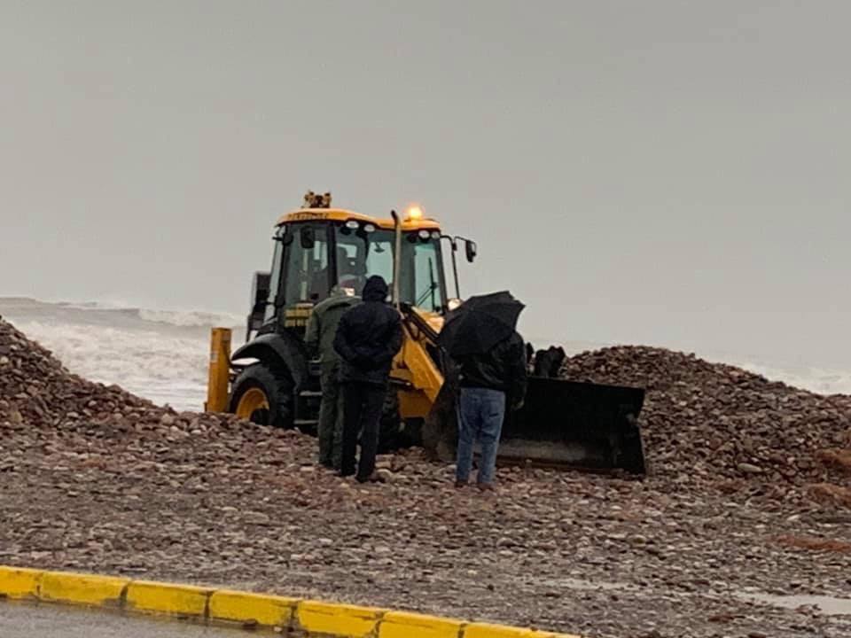 El temporal amaina tras dejar a su paso todo el litoral destrozado y lluvias de 800 litros, granizadas cerca del mar, desbordamiento de ríos, olas de hasta ocho metros, nevadas copiosas de casi 90 centímetros de espesor, rescates, pueblos aislados...