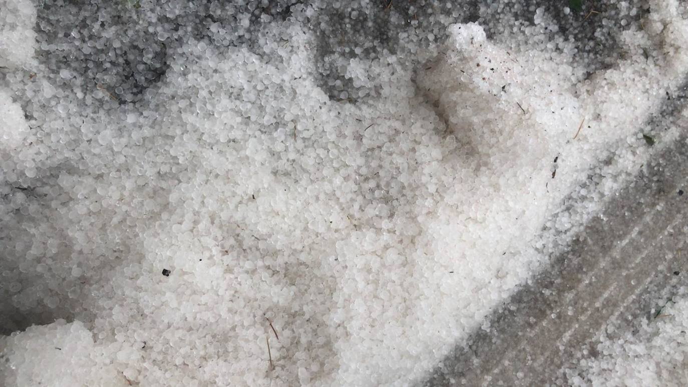 El temporal amaina tras dejar a su paso todo el litoral destrozado y lluvias de 800 litros, granizadas cerca del mar, desbordamiento de ríos, olas de hasta ocho metros, nevadas copiosas de casi 90 centímetros de espesor, rescates, pueblos aislados...