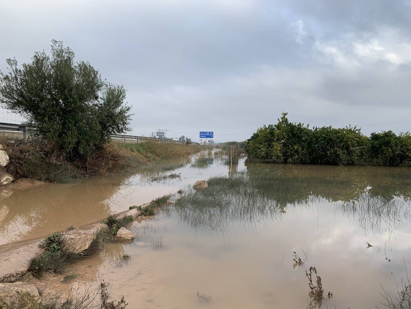 El temporal amaina tras dejar a su paso todo el litoral destrozado y lluvias de 800 litros, granizadas cerca del mar, desbordamiento de ríos, olas de hasta ocho metros, nevadas copiosas de casi 90 centímetros de espesor, rescates, pueblos aislados...