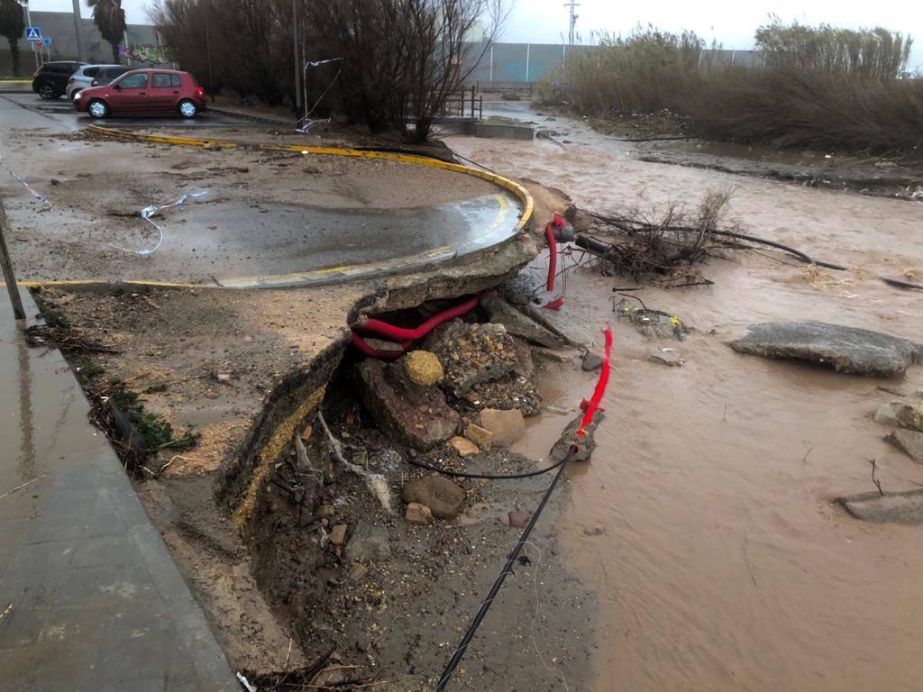 El temporal amaina tras dejar a su paso todo el litoral destrozado y lluvias de 800 litros, granizadas cerca del mar, desbordamiento de ríos, olas de hasta ocho metros, nevadas copiosas de casi 90 centímetros de espesor, rescates, pueblos aislados...