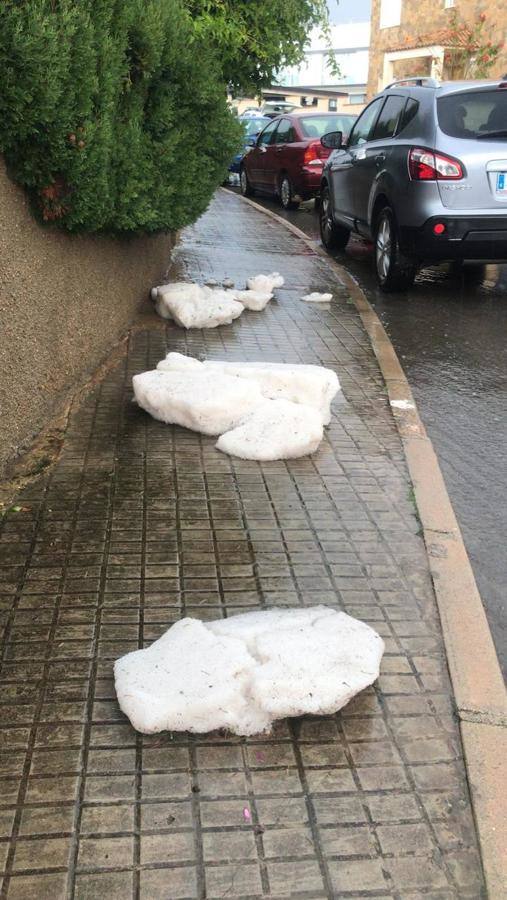 El temporal amaina tras dejar a su paso todo el litoral destrozado y lluvias de 800 litros, granizadas cerca del mar, desbordamiento de ríos, olas de hasta ocho metros, nevadas copiosas de casi 90 centímetros de espesor, rescates, pueblos aislados...