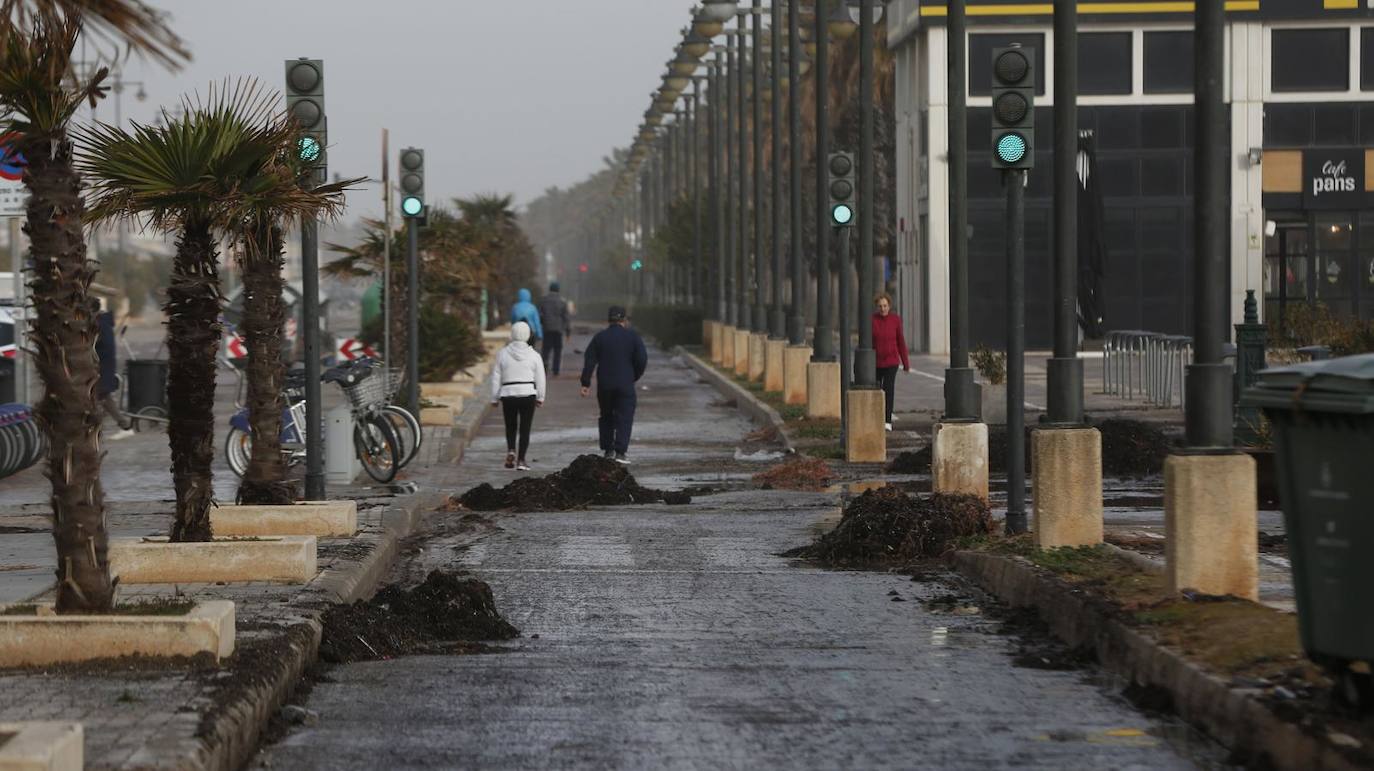 El temporal amaina tras dejar a su paso todo el litoral destrozado y lluvias de 800 litros, granizadas cerca del mar, desbordamiento de ríos, olas de hasta ocho metros, nevadas copiosas de casi 90 centímetros de espesor, rescates, pueblos aislados...