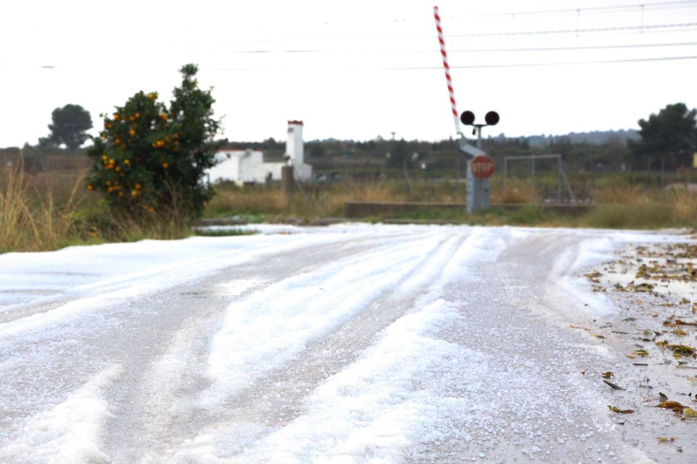 El temporal amaina tras dejar a su paso todo el litoral destrozado y lluvias de 800 litros, granizadas cerca del mar, desbordamiento de ríos, olas de hasta ocho metros, nevadas copiosas de casi 90 centímetros de espesor, rescates, pueblos aislados...