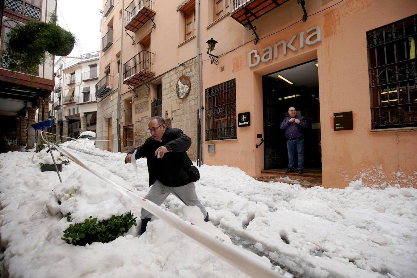 El temporal amaina tras dejar a su paso todo el litoral destrozado y lluvias de 800 litros, granizadas cerca del mar, desbordamiento de ríos, olas de hasta ocho metros, nevadas copiosas de casi 90 centímetros de espesor, rescates, pueblos aislados...
