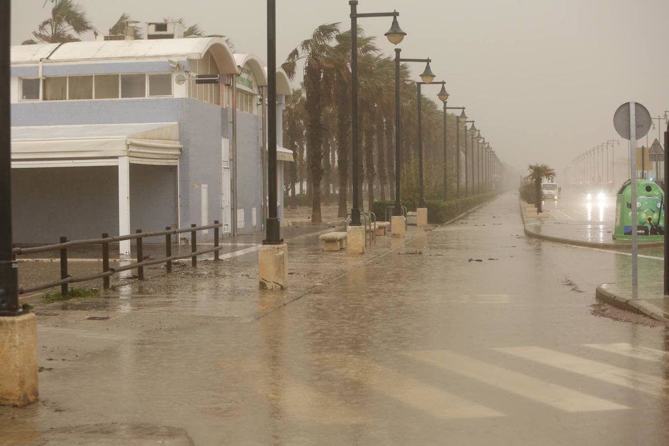 El temporal amaina tras dejar a su paso todo el litoral destrozado y lluvias de 800 litros, granizadas cerca del mar, desbordamiento de ríos, olas de hasta ocho metros, nevadas copiosas de casi 90 centímetros de espesor, rescates, pueblos aislados...