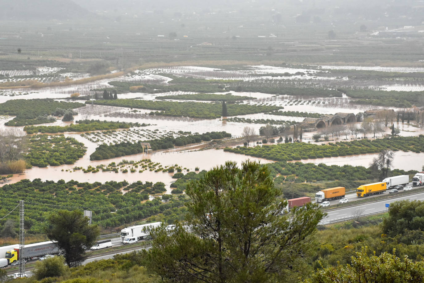 El temporal amaina tras dejar a su paso todo el litoral destrozado y lluvias de 800 litros, granizadas cerca del mar, desbordamiento de ríos, olas de hasta ocho metros, nevadas copiosas de casi 90 centímetros de espesor, rescates, pueblos aislados...