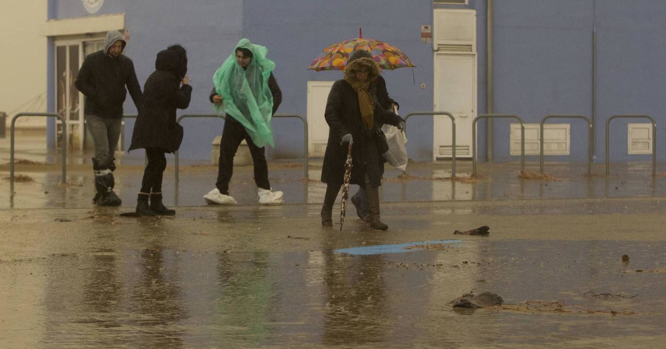 El temporal amaina tras dejar a su paso todo el litoral destrozado y lluvias de 800 litros, granizadas cerca del mar, desbordamiento de ríos, olas de hasta ocho metros, nevadas copiosas de casi 90 centímetros de espesor, rescates, pueblos aislados...
