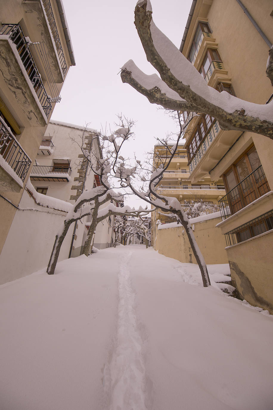 El temporal amaina tras dejar a su paso todo el litoral destrozado y lluvias de 800 litros, granizadas cerca del mar, desbordamiento de ríos, olas de hasta ocho metros, nevadas copiosas de casi 90 centímetros de espesor, rescates, pueblos aislados...