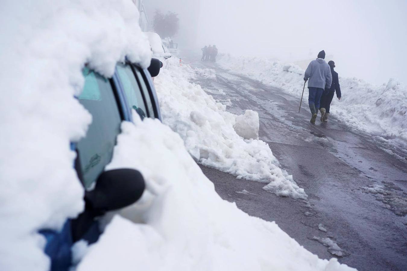 El temporal amaina tras dejar a su paso todo el litoral destrozado y lluvias de 800 litros, granizadas cerca del mar, desbordamiento de ríos, olas de hasta ocho metros, nevadas copiosas de casi 90 centímetros de espesor, rescates, pueblos aislados...