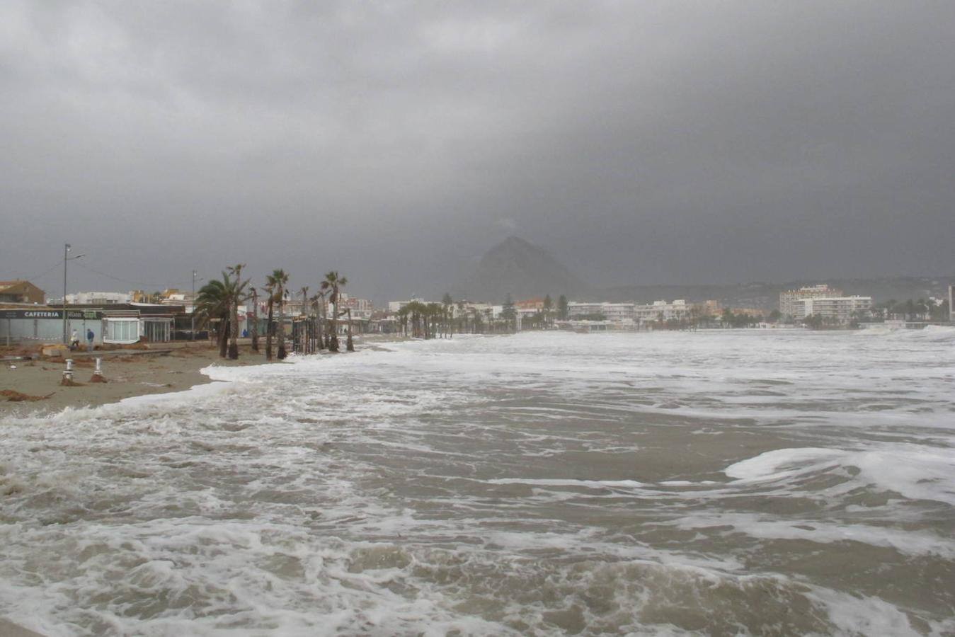 El temporal amaina tras dejar a su paso todo el litoral destrozado y lluvias de 800 litros, granizadas cerca del mar, desbordamiento de ríos, olas de hasta ocho metros, nevadas copiosas de casi 90 centímetros de espesor, rescates, pueblos aislados...