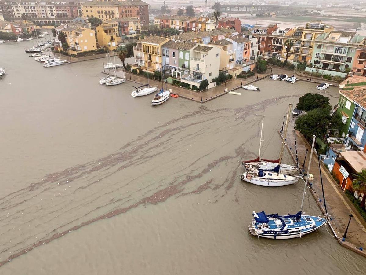 El temporal amaina tras dejar a su paso todo el litoral destrozado y lluvias de 800 litros, granizadas cerca del mar, desbordamiento de ríos, olas de hasta ocho metros, nevadas copiosas de casi 90 centímetros de espesor, rescates, pueblos aislados...