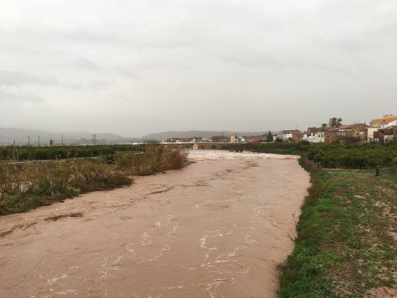 El temporal amaina tras dejar a su paso todo el litoral destrozado y lluvias de 800 litros, granizadas cerca del mar, desbordamiento de ríos, olas de hasta ocho metros, nevadas copiosas de casi 90 centímetros de espesor, rescates, pueblos aislados...