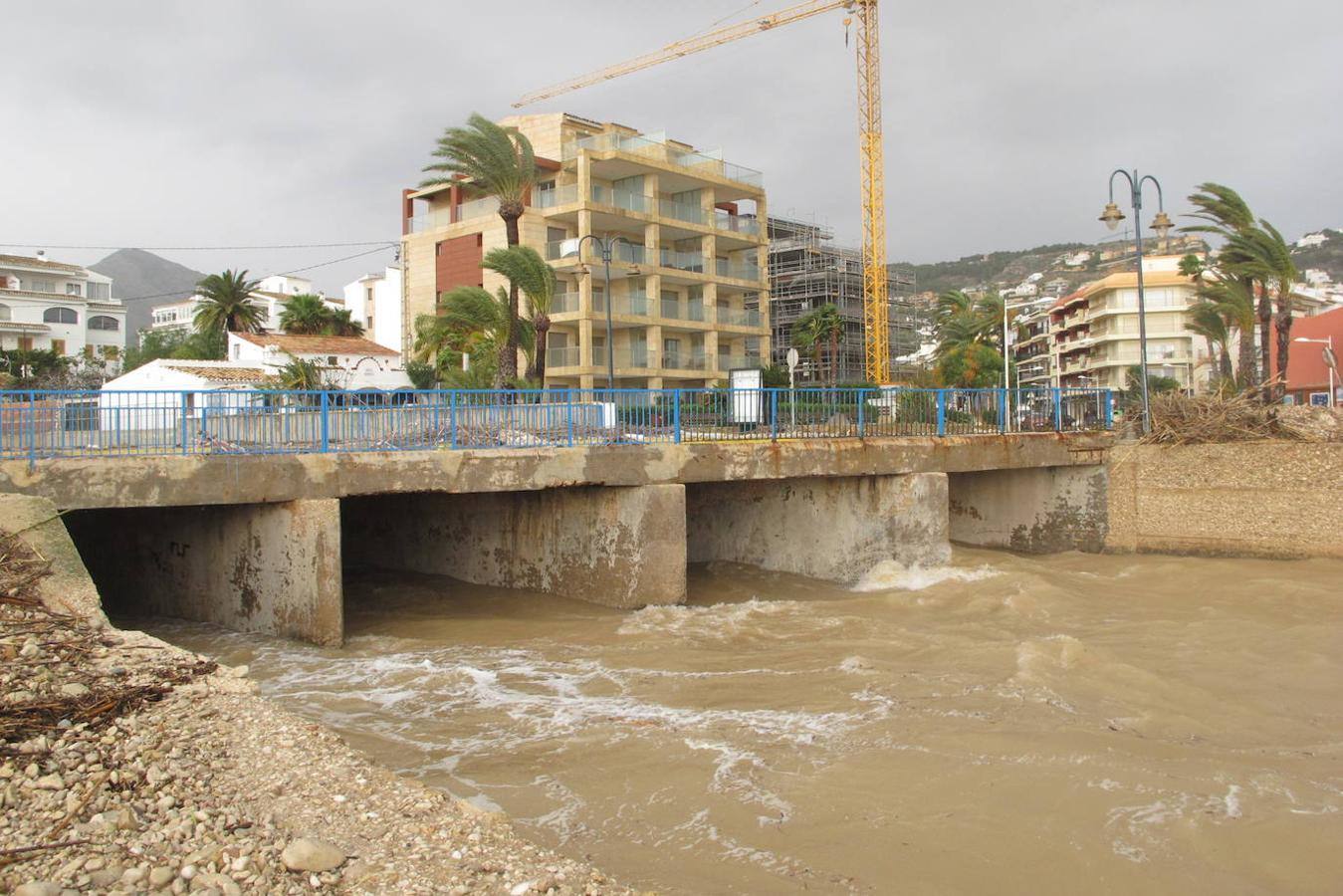 El temporal amaina tras dejar a su paso todo el litoral destrozado y lluvias de 800 litros, granizadas cerca del mar, desbordamiento de ríos, olas de hasta ocho metros, nevadas copiosas de casi 90 centímetros de espesor, rescates, pueblos aislados...
