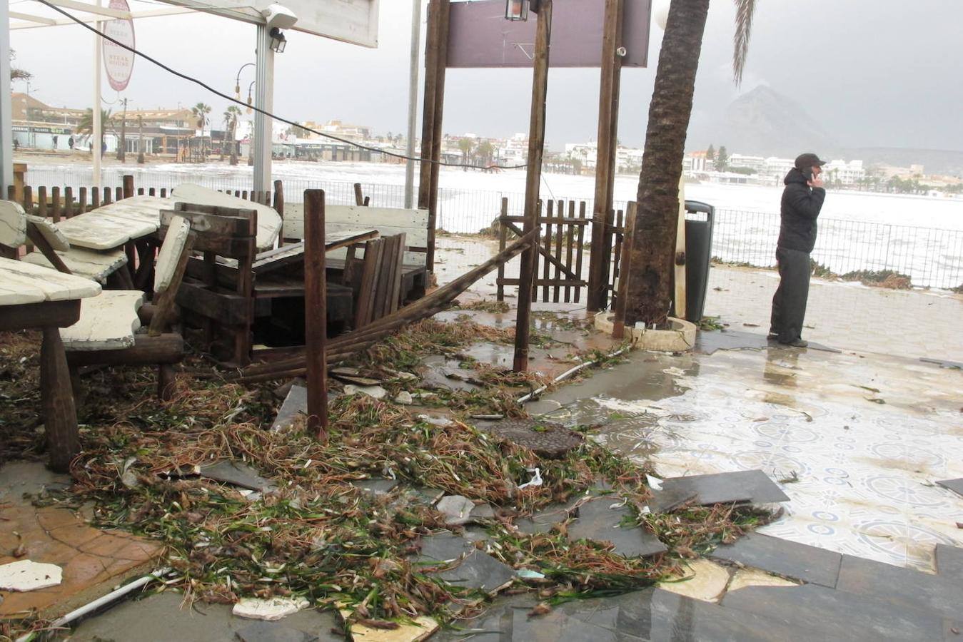 El temporal amaina tras dejar a su paso todo el litoral destrozado y lluvias de 800 litros, granizadas cerca del mar, desbordamiento de ríos, olas de hasta ocho metros, nevadas copiosas de casi 90 centímetros de espesor, rescates, pueblos aislados...