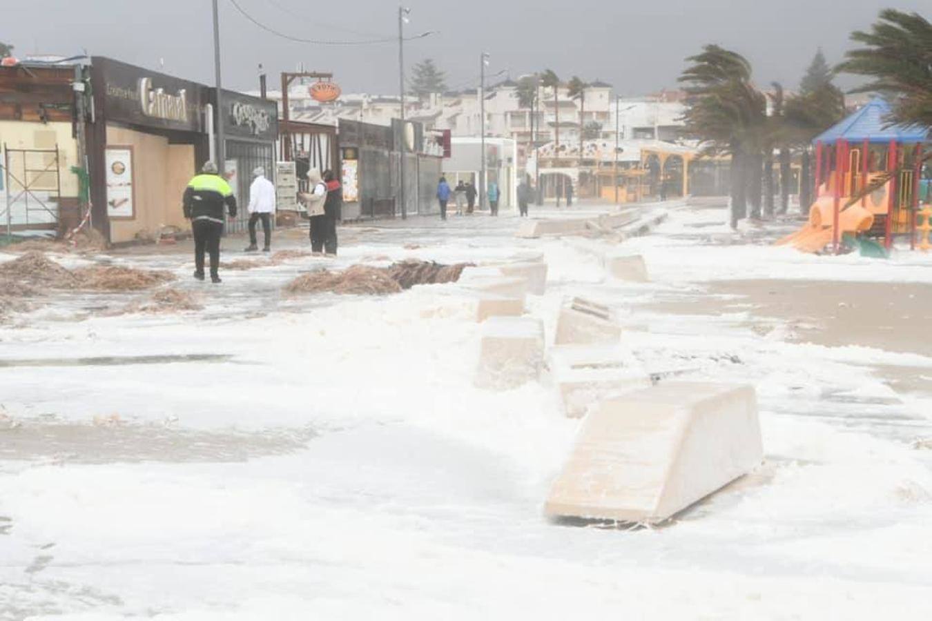 El temporal amaina tras dejar a su paso todo el litoral destrozado y lluvias de 800 litros, granizadas cerca del mar, desbordamiento de ríos, olas de hasta ocho metros, nevadas copiosas de casi 90 centímetros de espesor, rescates, pueblos aislados...