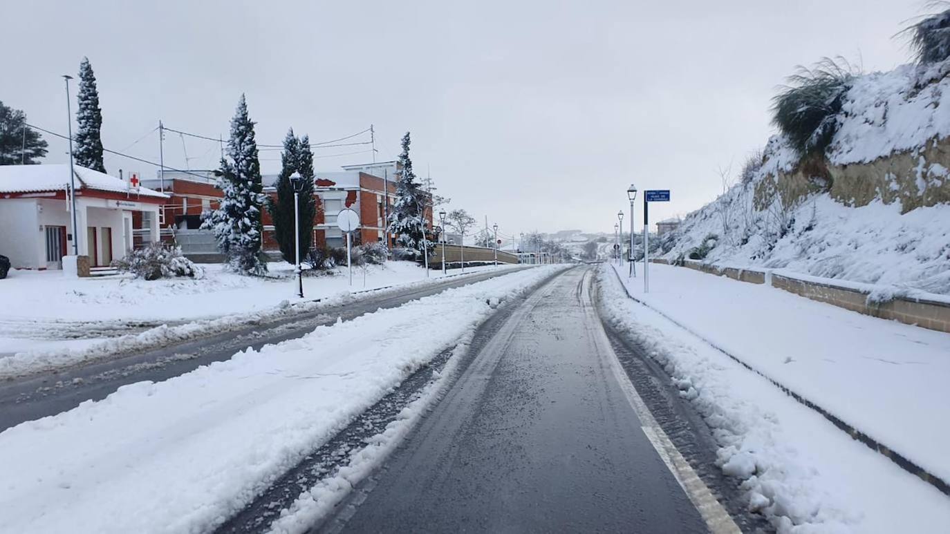 El temporal amaina tras dejar a su paso todo el litoral destrozado y lluvias de 800 litros, granizadas cerca del mar, desbordamiento de ríos, olas de hasta ocho metros, nevadas copiosas de casi 90 centímetros de espesor, rescates, pueblos aislados...