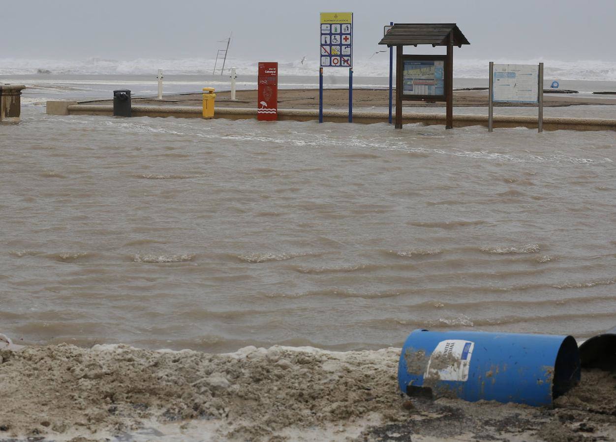 El temporal amaina tras dejar a su paso todo el litoral destrozado y lluvias de 800 litros, granizadas cerca del mar, desbordamiento de ríos, olas de hasta ocho metros, nevadas copiosas de casi 90 centímetros de espesor, rescates, pueblos aislados...