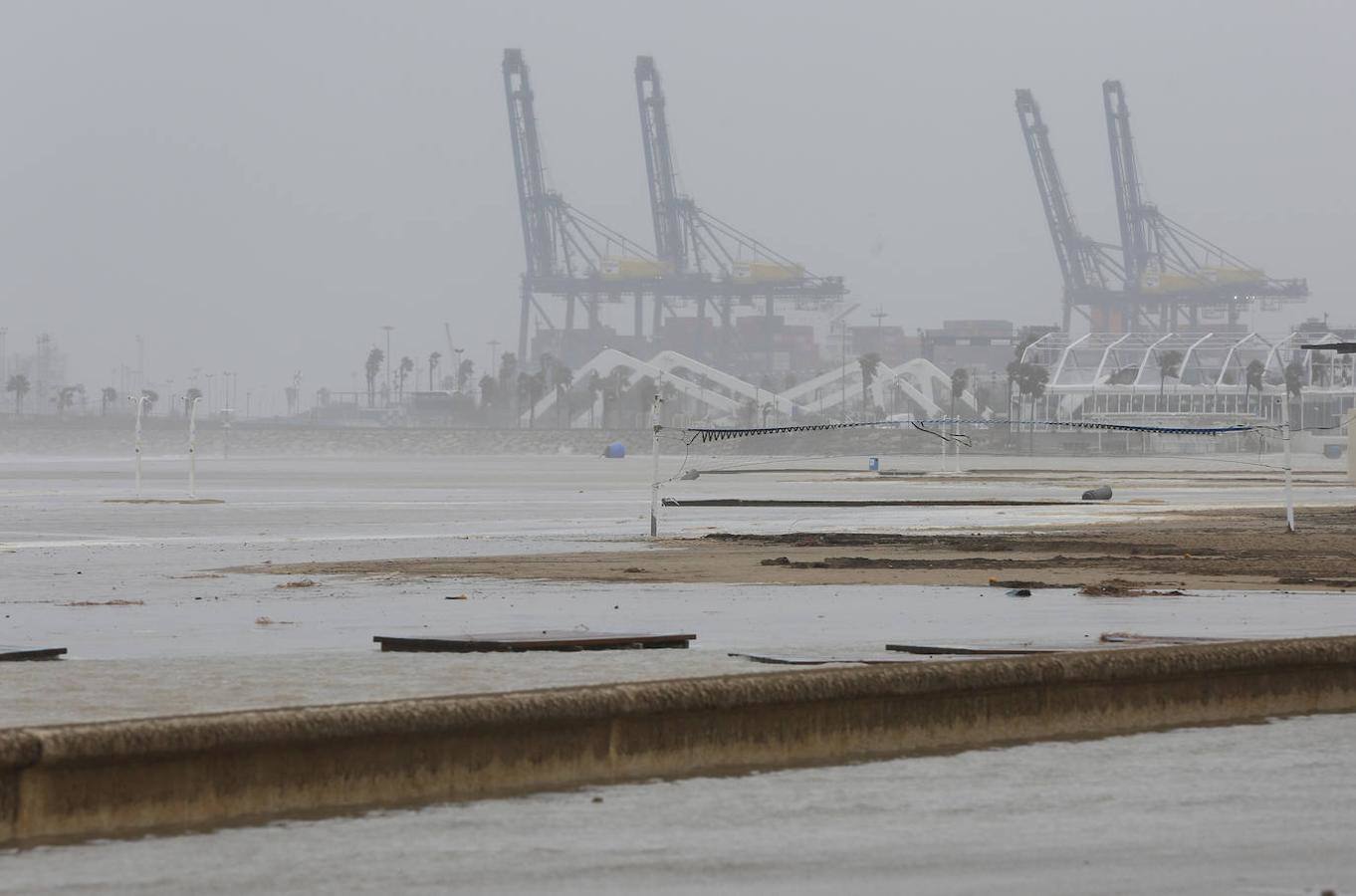 El temporal amaina tras dejar a su paso todo el litoral destrozado y lluvias de 800 litros, granizadas cerca del mar, desbordamiento de ríos, olas de hasta ocho metros, nevadas copiosas de casi 90 centímetros de espesor, rescates, pueblos aislados...